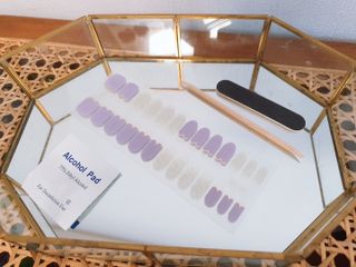 [네일가게] 햇빛에 닿으면 색이 변하는 신기한 햇살 반전 네일스티커 — 5점을 준 리뷰어가 2021년 8월 올린 사용 사진