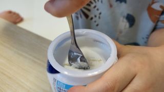 매일바이오 그릭요거트 오리지널 플레인 4개, 로스터리 커피믹스 4개 — 1점을 준 리뷰어가 2021년 12월 올린 사용 사진