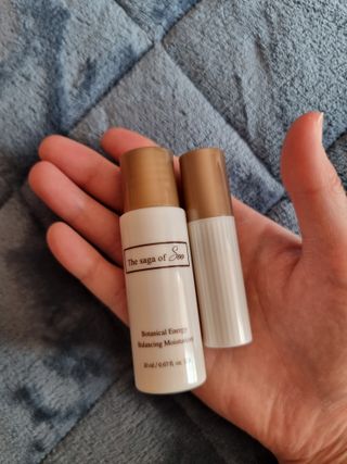 더사가오브수 [사가수] 효혜윤 보태니컬 에너지 에센스인로션 20ml /아이포올 스틱 3g — 5점을 준 리뷰어가 2023년 2월 올린 사용 사진