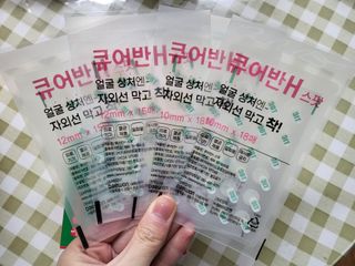 [큐어반H 스팟] 자외선 99프로 차단되는 스틱타입 스팟밴드(1팩 / 66매입) — 5점을 준 리뷰어가 2022년 12월 올린 사용 사진