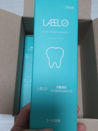 치과에서 쓰는 치약 _ 라벨제로 저불소 꼬마, 키즈, 유아, 베이비, 주니어 안전한 어린이치약 — 5점을 준 리뷰어가 2023년 1월 올린 사용 사진