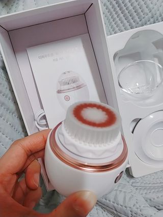 디하우트 랩 디하우트랩 클렌징 피부관리기 진동클렌저 실리콘+2종 인조모 브러시 — 5점을 준 리뷰어가 2021년 11월 올린 사용 사진