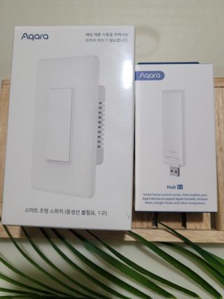 아카라 조명 스위치를 누워서 끄는 방법 (스마트 조명 스위치 2구 + 무선 리모트 스위치 1구 T1, 스마트 허브 E1) — 5점을 준 리뷰어가 2021년 12월 올린 사용 사진