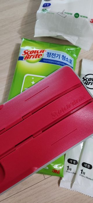 3M 스카치브라이트 비마마젠타 밀대걸레 세트+ PET 정전기청소포 대형 30매 — 4점을 준 리뷰어가 2023년 7월 올린 사용 사진