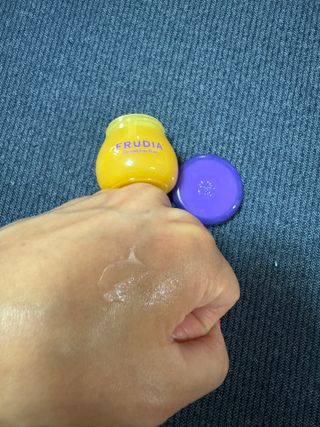 틱톡 [후르디아] 튼입술해결템 올리브영 블루베리 하이드레이팅 허니 립밤 — 5점을 준 리뷰어가 2023년 11월 올린 사용 사진