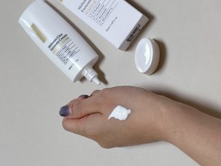 하이브리온 [쿠팡]멜라제로 시카엑소좀 크림 50ml PDRN 줄기세포 주름 미백기능성 피부과 병원입점, 1개, 50g — 5점을 준 리뷰어가 2025년 7월 올린 사용 사진