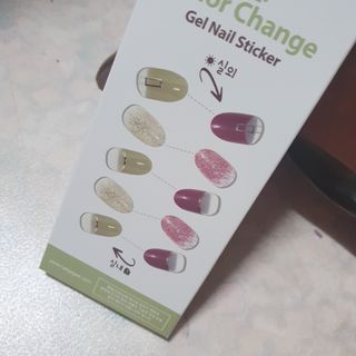 [네일가게] 햇빛에 닿으면 색이 변하는 신기한 햇살 반전 네일스티커_B — 5점을 준 리뷰어가 2021년 8월 올린 사용 사진
