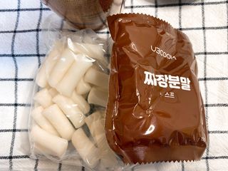 유비쿡 컵떡볶이 매운컵떡볶이2개/ 짜장컵떡볶이 2개  총 4개세트 — 5점을 준 리뷰어가 2021년 3월 올린 사용 사진