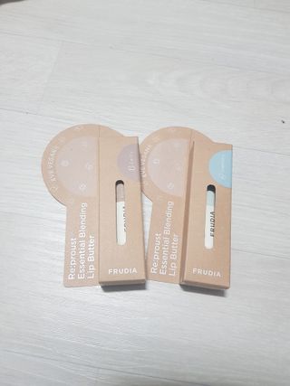 [후르디아] 올리브영 착한보습 비건 립버터 2종 — 5점을 준 리뷰어가 2022년 11월 올린 사용 사진