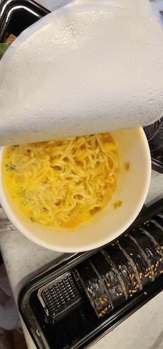 NISSIN 닛신 컵누들  4종 - 씨푸드오리지날, 씨푸드 스파이시, 씨푸드 커리, 씨푸드 XO소스 — 5점을 준 리뷰어가 2022년 11월 올린 사용 사진