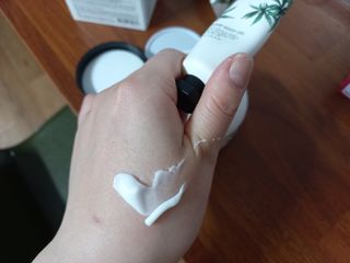 버텍스넘버원 버텍스 넘버원 햄프씨드오일 핸드밤, 바디크림 — 5점을 준 리뷰어가 2022년 3월 올린 사용 사진