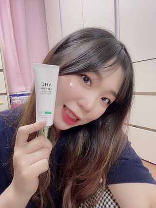[AHC] 세이프온 에센스 선크림 올리브영 스페셜 증정 기획세트 — 4.5점을 준 리뷰어가 2022년 6월 올린 사용 사진