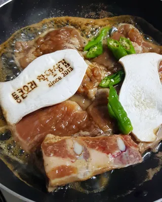 소담스퀘어 상암 통큰오리착한삼겹 1석3조수제양념돼지갈비 — 4점을 준 리뷰어가 2022년 12월 올린 사용 사진