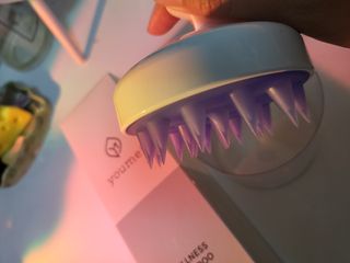 유메이 웰니스 샴푸 + 유메이 스칼프 브러쉬 — 5점을 준 리뷰어가 2021년 12월 올린 사용 사진