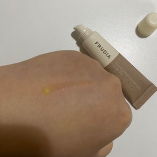 [후르디아] 올리브영 착한보습 비건 립버터 2종 — 5점을 준 리뷰어가 2023년 1월 올린 사용 사진