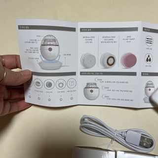 디하우트 랩 디하우트랩 클렌징 피부관리기 진동클렌저 실리콘+2종 인조모 브러시 — 5점을 준 리뷰어가 2021년 11월 올린 사용 사진