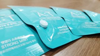 입 냄새 완화에 도움을 주는 에티켓 캔디 앳캔디 스트롱민트 — 4점을 준 리뷰어가 2021년 3월 올린 사용 사진