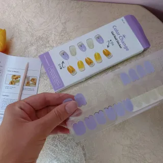 [네일가게] 햇빛에 닿으면 색이 변하는 신기한 햇살 반전 네일스티커 — 5점을 준 리뷰어가 2021년 8월 올린 사용 사진