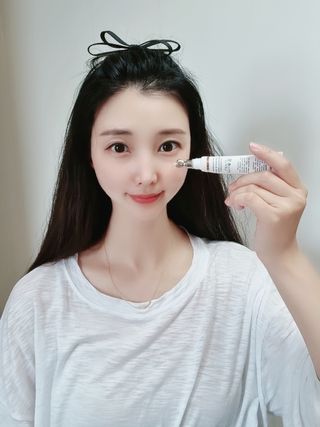 산수시 일루미네이팅 펄 영양 다크서클 스틱 아이 크림 케어 15ml — 5점을 준 리뷰어가 2021년 6월 올린 사용 사진