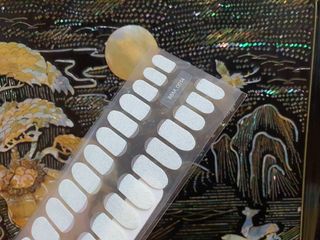 [네일가게] 햇빛에 닿으면 색이 변하는 신기한 햇살 반전 네일스티커_B — 3.5점을 준 리뷰어가 2021년 8월 올린 사용 사진