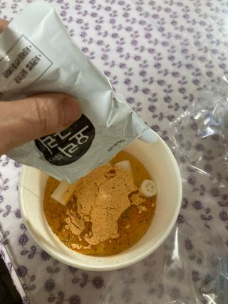 나우  [요리궁리] B타입 ( 매콤, 치즈, 매콤까르보 ) 꽃떡볶이 6개입 세트 — 2.5점을 준 리뷰어가 2025년 5월 올린 사용 사진