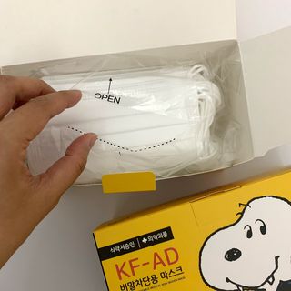 JHWORLD 스누피 마스크 정품 스누피 KF-AD 국내 비말차단 아동용 성인용 일회용 덴탈마스크 50매 — 5점을 준 리뷰어가 2021년 6월 올린 사용 사진