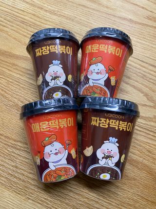 유비쿡 컵떡볶이 매운컵떡볶이2개/ 짜장컵떡볶이 2개  총 4개세트 — 3점을 준 리뷰어가 2021년 3월 올린 사용 사진