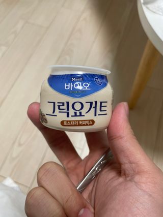 매일바이오 그릭요거트 오리지널 플레인 4개, 로스터리 커피믹스 4개 — 5점을 준 리뷰어가 2021년 12월 올린 사용 사진