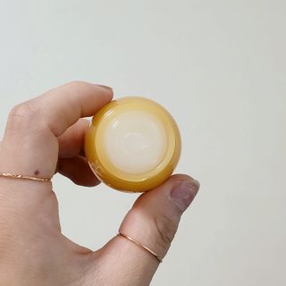 틱톡 [후르디아] 튼입술해결템 올리브영 블루베리 하이드레이팅 허니 립밤 — 5점을 준 리뷰어가 2023년 12월 올린 사용 사진