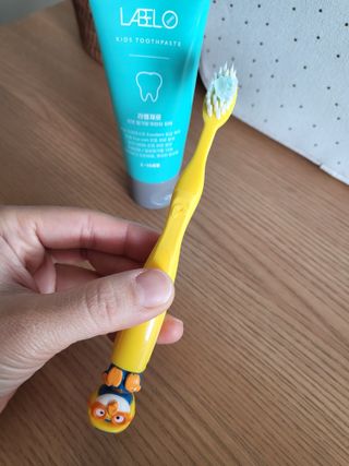 치과에서 쓰는 치약 _ 라벨제로 저불소 꼬마, 키즈, 유아, 베이비, 주니어 안전한 어린이치약 — 5점을 준 리뷰어가 2022년 10월 올린 사용 사진