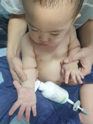 mom e 맘이 내추럴 베이비 케어 샴푸앤바스+로션 — 5점을 준 리뷰어가 2021년 1월 올린 사용 사진
