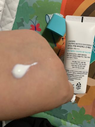 리더스코스메틱 리더스 카밍 바이오틱스 선 에센스 SPF 50+ PA++++ — 4점을 준 리뷰어가 2022년 6월 올린 사용 사진