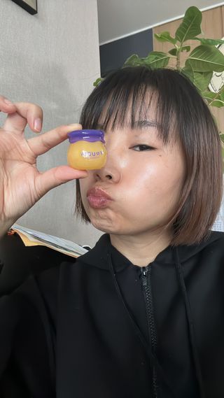 틱톡 [후르디아] 튼입술해결템 올리브영 블루베리 하이드레이팅 허니 립밤 — 5점을 준 리뷰어가 2024년 3월 올린 사용 사진