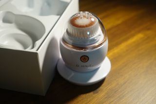 디하우트 랩 디하우트랩 클렌징 피부관리기 진동클렌저 실리콘+2종 인조모 브러시 — 5점을 준 리뷰어가 2021년 12월 올린 사용 사진