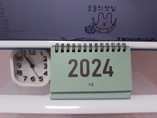 리훈 2024년달력 언더모니터 미니 탁상달력 — 5점을 준 리뷰어가 2023년 10월 올린 사용 사진