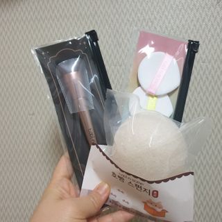 [툴앤썸] 메이크업 브러시로 바르고 호빵 스펀지로 클렌징하는 A-Z 뷰티툴 5종 — 5점을 준 리뷰어가 2021년 1월 올린 사용 사진