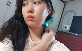 힐니스북 [힐마이넥]   거북목 통증완화를 위한 휴대용 목 안마기 — 5점을 준 리뷰어가 2022년 12월 올린 사용 사진