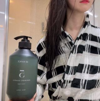르핸스 퍼포밍 5 샴푸 비반트 포렛/베티버 포그 — 4.5점을 준 리뷰어가 2022년 12월 올린 사용 사진