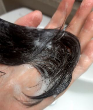 프리마인 더이상 뻣뻣하고 효과없는 탈모샴푸는 NO. 근본부터 케어하는 셀베이스 그린티샴푸(500ml) — 5점을 준 리뷰어가 2023년 3월 올린 사용 사진