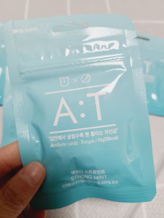 입 냄새 완화에 도움을 주는 에티켓 캔디 앳캔디 스트롱민트 — 5점을 준 리뷰어가 2021년 1월 올린 사용 사진