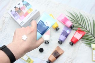 쿤달 BT21 시어버터 앤 마카다미아 퓨어 핸드크림 50ml 7구 기프트 세트 — 5점을 준 리뷰어가 2021년 3월 올린 사용 사진