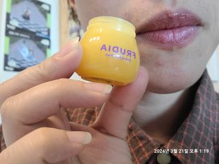 틱톡 [후르디아] 튼입술해결템 올리브영 블루베리 하이드레이팅 허니 립밤 — 5점을 준 리뷰어가 2024년 3월 올린 사용 사진