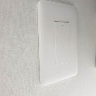 아카라 조명 스위치를 누워서 끄는 방법 (스마트 조명 스위치 2구 + 무선 리모트 스위치 1구 T1, 스마트 허브 E1) — 5점을 준 리뷰어가 2021년 12월 올린 사용 사진