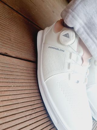 [여성 화이트피치] 다운블로우 스파이크리스 논슬립 그랜드 다이얼 골프화 DB 1302 — 5점을 준 리뷰어가 2025년 3월 올린 사용 사진