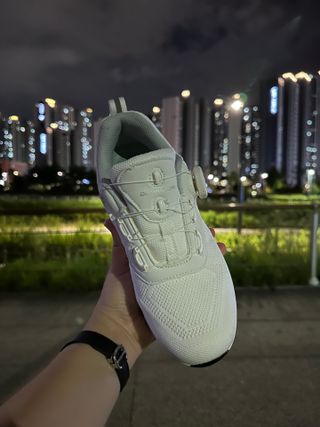 다운블로우 여성 골프화 에어메쉬 다이얼 스포츠 골프 러닝 워킹 운동화 DB 1300 — 5점을 준 리뷰어가 2024년 7월 올린 사용 사진
