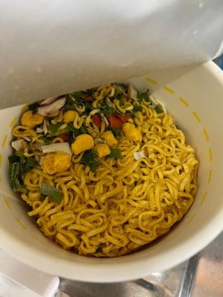 NISSIN 닛신 컵누들  4종 - 씨푸드오리지날, 씨푸드 스파이시, 씨푸드 커리, 씨푸드 XO소스 — 4점을 준 리뷰어가 2022년 4월 올린 사용 사진