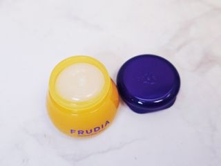 틱톡 [후르디아] 튼입술해결템 올리브영 블루베리 하이드레이팅 허니 립밤 — 5점을 준 리뷰어가 2023년 12월 올린 사용 사진