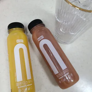 BLENDY'S 핑크 스무디+블론디 스무디 — 5점을 준 리뷰어가 2021년 11월 올린 사용 사진