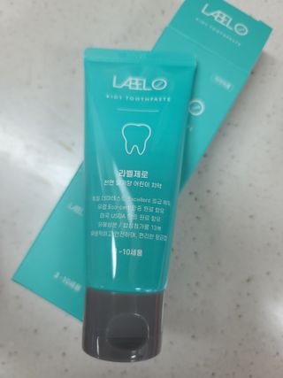 치과에서 쓰는 치약 _ 라벨제로 저불소 꼬마, 키즈, 유아, 베이비, 주니어 안전한 어린이치약 — 5점을 준 리뷰어가 2022년 10월 올린 사용 사진