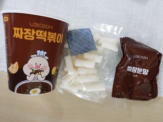 유비쿡 컵떡볶이 매운컵떡볶이2개/ 짜장컵떡볶이 2개  총 4개세트 — 5점을 준 리뷰어가 2021년 3월 올린 사용 사진